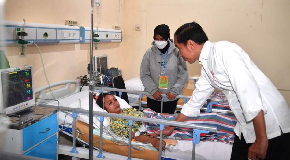 presiden Joko Widodo didampingi Ibu Iriana Joko Widodo mengunjungi Rumah Sakit Umum Daerah (RSUD) dr. Saiful Anwar, Kota Malang, Jawa Timur, pada Rabu, 5 Oktober 2022