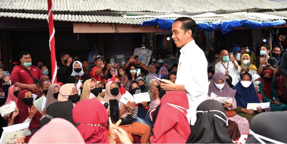 Presiden Joko Widodo menyapa sekaligus menyerahkan bantuan sosial kepada para penerima manfaat di Pasar Toboali, Kabupaten Bangka Selatan, Provinsi Kepulauan Bangka Belitung pada Kamis, 20 Oktober 2022. Foto: BPMI Setpres/Rusman