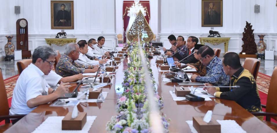 Presiden Joko Widodo menggelar rapat dengan sejumlah Menteri Kabinet Indonesia Maju, pada Rabu, 12 April 2023, di Istana Merdeka Jakarta. Foto: BPMI Setpres
