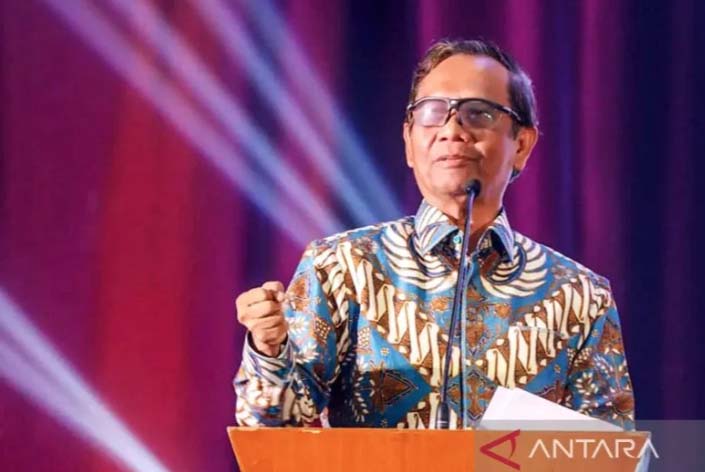 Menteri Koordinator Bidang Politik, Hukum, dan Keamanan (Menko Polhukam) Mahfud MD memberi sambutan pada acara Hari Keterbukaan Informasi Nasional di Riau, Rabu (17/5/2023). ANTARA/HO-Instagram @mohmahfudmd/am.


