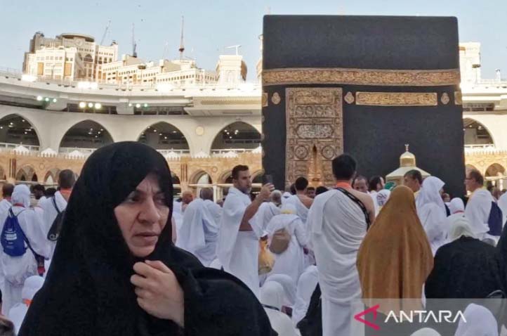 Umat muslim berada di dekat Ka'bah, kawasan Masjidil Haram, Mekkah, Arab Saudi, Kamis (1/6/2023). Masjidil Haram mulai dipadati umat muslim dari berbagai dunia, sedangkan jamaah calon haji Indonesia akan menuju Mekah secara bertahap mulai 1 Juni 2023 mala