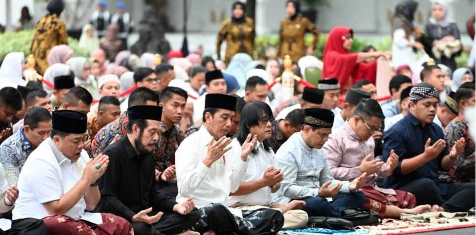 Presiden Joko Widodo dan Ibu Iriana Joko Widodo melaksanakan salat Iduladha 1444 Hijriah di halaman Istana Kepresidenan Yogyakarta,