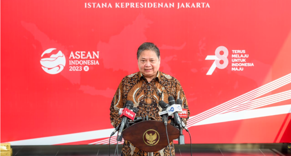 Presiden Joko Widodo menggelar rapat bersama sejumlah jajarannya yang antara lain membahas terkait implementasi Undang-Undang Antideforestrasi Eropa atau European Union Deforestation-Free Regulations (EUDR). Rapat tersebut digelar di Istana Merdeka, Jakar