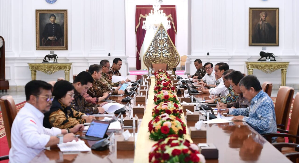 Presiden Joko Widodo menggelar rapat terbatas bersama jajarannya di Istana Merdeka, Jakarta, pada Kamis, 13 Juli 2023, guna membahas mengenai penyelesaian perundingan Indonesia-European Union Comprehensive Economic Partnership Agreement (IEU-CEPA). 