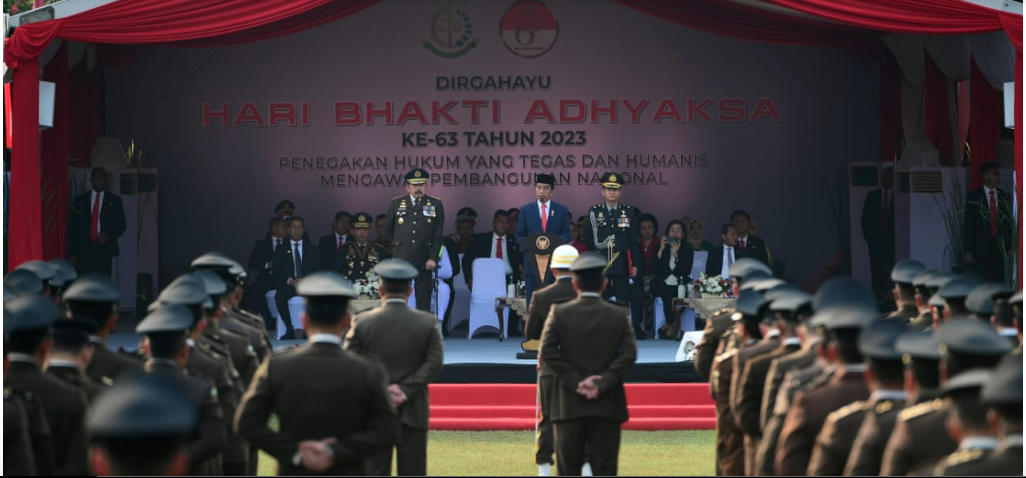  Presiden RI Joko Widodo (Jokowi) memimpin Upacara Peringatan Hari Bhakti Adhyaksa Ke-63, Sabtu (22/07/2023), di di Badan Pendidikan dan Pelatihan (Badiklat) Kejaksaan Agung, di Jakarta, Sabtu (22/07/2023) pagi.