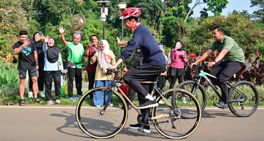 MERAHPUTIH I BOGOR - Presiden Joko Widodo memanfaatkan libur akhir pekan pada Minggu pagi, 17 September 2023, untuk bersepeda keliling Kebun Raya Bogor, Kota Bogor, Provinsi Jawa Barat. Foto: BPMI Setpres/Muchlis Jr.