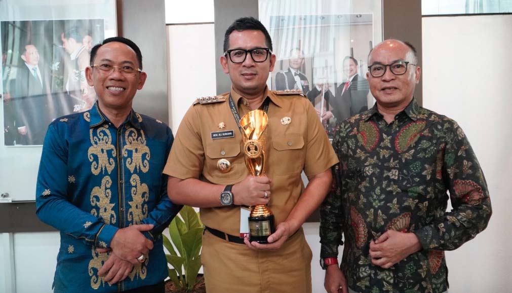 Pj Wali Kota Mojokerto, Ali Kuncoro (tengah)