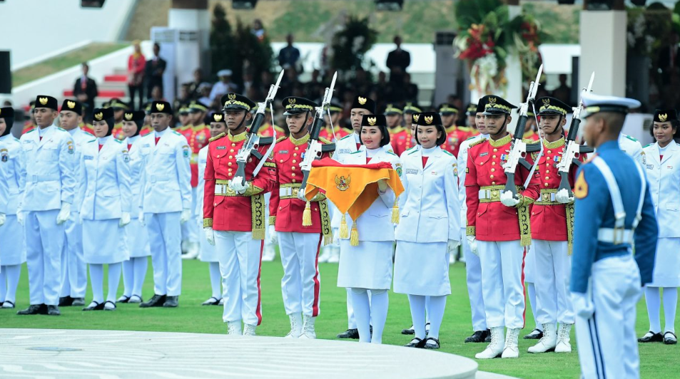 Tim Pasukan Pengibar Bendera Pusaka (Paskibraka) bertugas di halaman Istana Negara IKN, Sabtu, 17 Agustus 2024. Foto: BPMI Setpres/Vico
