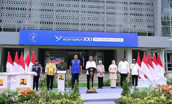 Presiden Joko Widodo didampingi Ibu Iriana Joko Widodo meresmikan rehabilitasi, renovasi, dan pembangunan venue Pekan Olahraga Nasional (PON) XXI di Provinsi Aceh yang dipusatkan di Stadion H. Dimurthala, Kota Banda Aceh, pada Senin, 9 September 2024. Fot