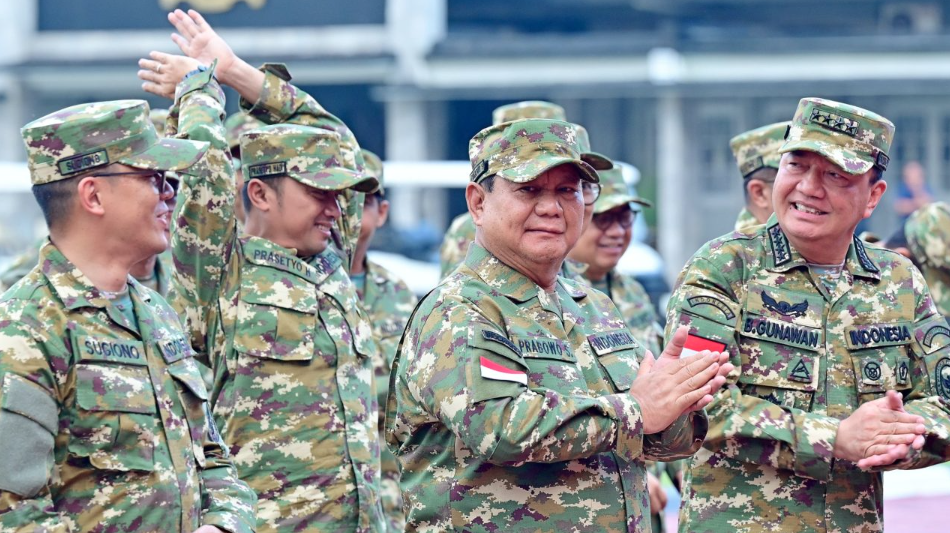 Presiden Prabowo Subianto dan jajaran Kabinet Merah Putih melakukan senam pagi di lapangan Pancasila, Kawasan Akademi Militer, Magelang, Provinsi Jawa Tengah, pada Sabtu, 26 Oktober 2024. Foto: BPMI Setpres/Muchlis Jr