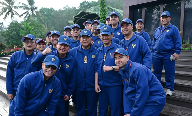 Para Anggota Kabinet Merah Putih saat foto bersama di Akmil, Magelang, Jawa Tengah, Minggu (27/10/2024), sesudah tiga hari mengikuti pembekalan dari Prabowo Presiden. Foto: Biro Pers Setpres
