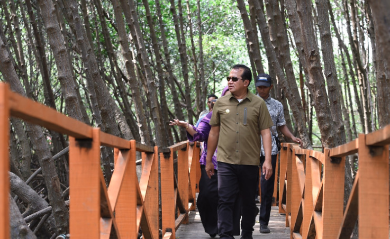 Pondok Kuliner dan Perahu Wisata bernama "Dewi Bahari". Fasilitas ini resmi diluncurkan oleh Penjabat (Pj) Bupati Pasuruan, Nurkholis, pada Jumat pagi (27/12/2024) di kawasan Mangrove Penunggul Park.

