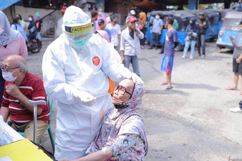 Petugas Puskesmas Duren Sawit melakukan tes swab terhadap pedagang di Pasar Perumnas Klender, Jakarta Timur, Jumat (29/5/2020). Kegiatan tes kesehatan dilakukan usai lima pedagang positif COVID-19 berinteraksi dengan 50 pedagang lainnya di pasar tersebut.