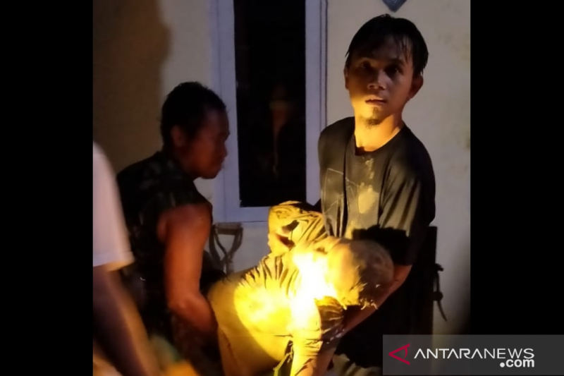 Warga mengevakuasi jasad korban tanah longsor di kawasan Jalan Matahari, Kampung Sikip, Kota Tarakan, Kalimantan Utara, Senin (28/9/2020). (ANTARA/HO Satpol PP - PMK Tarakan

