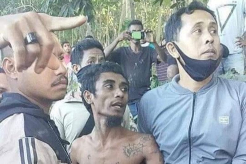 AP (kedua kanan), diduga pelaku pembunuh dua anak kandung di Desa Balaweling Noten, Kecamatan Witihama, Pulau Adonara, Kabupaten Flores Timur, Nusa Tenggara saat ditangkap aparat keamanan pada Rabu (5/8/2020). (Foto istimewa)
