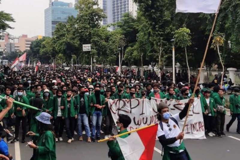 Elemen mahasiswa dari salah satu perguruan tinggi swasta di Jakarta melakukan aksi longmarch di Jalan Salemba-Jalan Kramat Raya, Jakarta Pusat, Kamis (8/10/2020), memprotes Undang-undang Cipta Kerja yang disahkan oleh DPR RI beberapa hari lalu. (Istimewa)