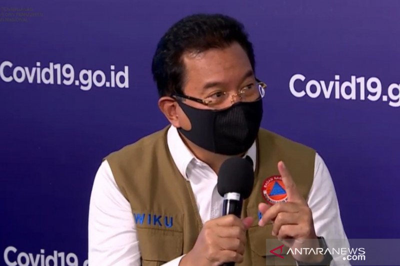 Koordinator Tim Pakar sekaligus Juru Bicara Pemerintah untuk Penanganan COVID-19 Prof. Wiku Adisasmito dalam konferensi pers bersama Satuan Tugas (Satgas) Penanganan COVID-19 di Graha BNPB, Jakarta, Senin (26/10/2020). (ANTARA/Katriana)