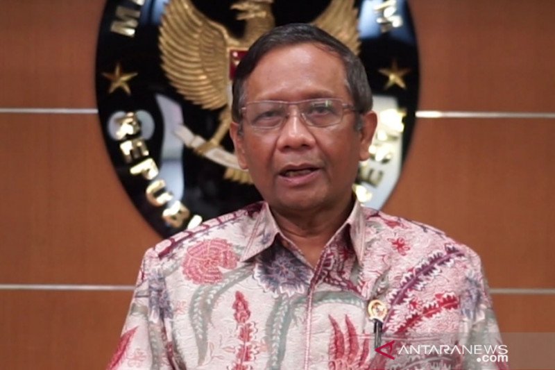 Menteri Koordinator bidang Politik, Hukum dan Keamanan (Menko Polhukam) Mahfud MD saat memberikan keterangan pers terkait rencana kepulangan Habib Rizieq Shihab ke Tanah Air, di Kantor Kemenko Polhukam, Jakarta, Senin (9/11/2020). (ANTARA/HO-Humas Kemenko