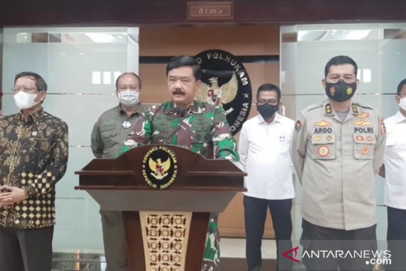 Panglima TNI Marsekal TNI Hadi Tjahjanto saat memberikan keterangan pers di Kantor Kemenko Polhukam, Jakarta, Senin (30/11/2020). (ANTARA/HO-Humas Kemenko Polhukam)

