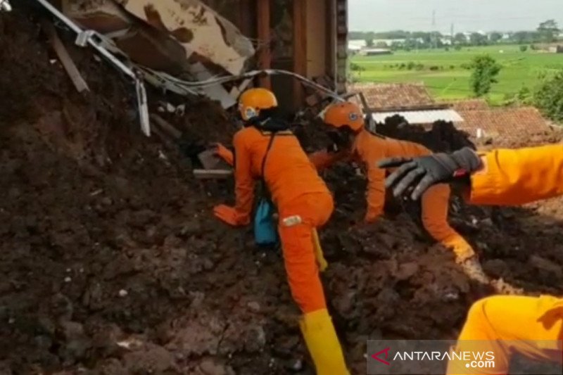 Petugas SAR mengevakuasi korban yang ditemukan tertimbun longsor di Kecamatan Cimanggung, Kabupaten Sumedang, Rabu (13/1/2021). (ANTARA/HO-Kantor SAR Bandung)

