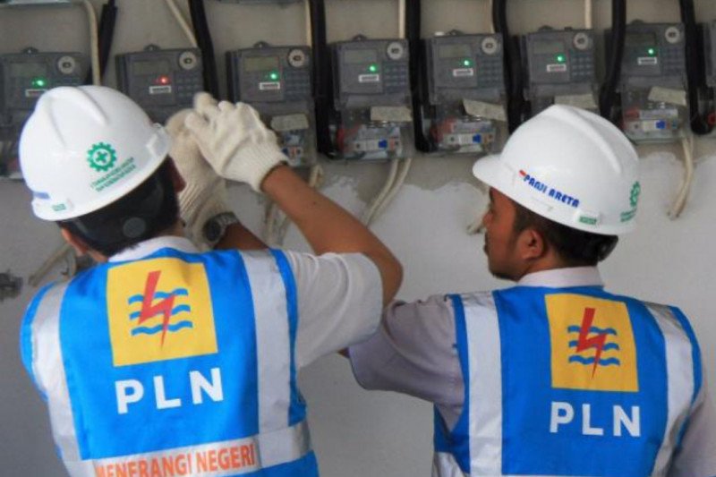 Petugas PLN saat memeriksa pemakauan meter. (1)