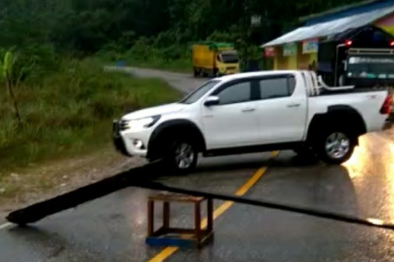 Jalan lintas Kalimantan Poros Utara terputus. ANT
