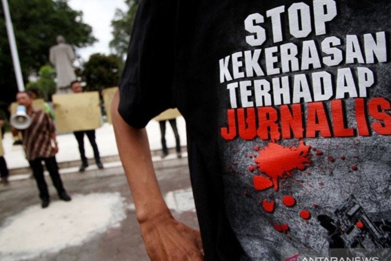 dok/Aksi solidaritas wartawan untuk menolak tindakan intimidasi dan kekerasan terhadap jurnalis. (ANTARA FOTO/Noveradika/Koz/nz/aa.)

