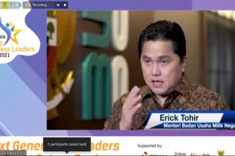 Menteri BUMN Erick Thohir pada saat memberikan sambutan pada ajang Indonesia Young Business Leaders Award ( IYBLA) 2021 yang diselenggarakan secara virtual, Kamis (ANTARA/Risbiani Fardaniah)

