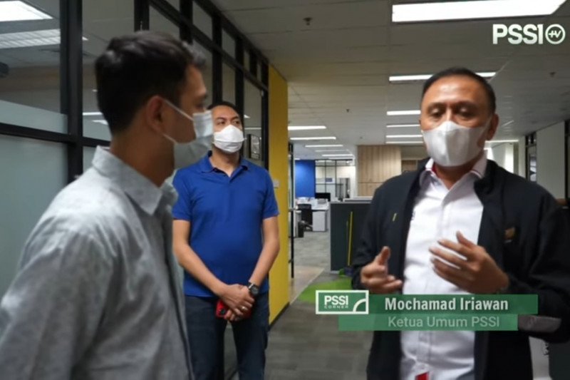 Tangkapan layar pertemuan pesohor Raffi Ahmad (kiri) dan Ketua Umum PSSI Mochamad Iriawan (kanan), dari kanal Youtube PSSI TV, di Kantor PSSI, Jakarta, Jumat (19/2/2020). Raffi menyambangi PSSI untuk mendukung penyelenggaraan turnamen pramusim Piala Menpo
