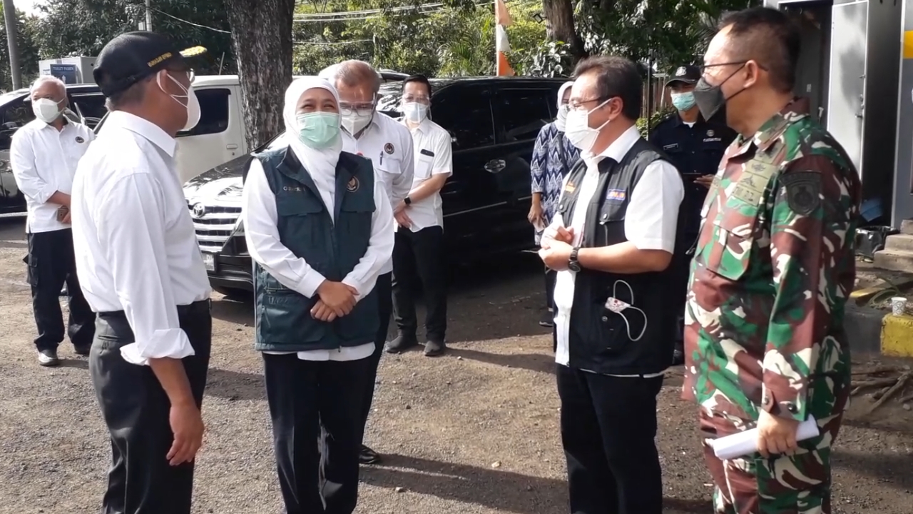 Menteri Koodinator Bidang Pembangunan Manusia dan Kebudayaan Indonesia, Muhadjir Efendi dan Gubernur Jawa Timur ketika meninjau RSLI