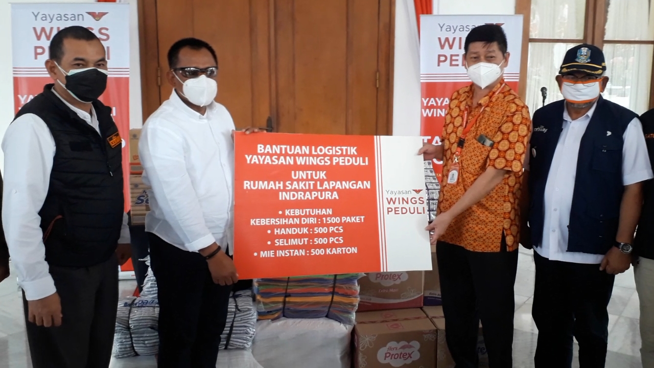 Sekdaprov Jatim Heru Tjahjono secara simbolis menerima bantuan dari Luciana Tanoyo selaku Pimpinan Yayasan Wings Peduli di Grahadi, Kamis (24/6/2021)
