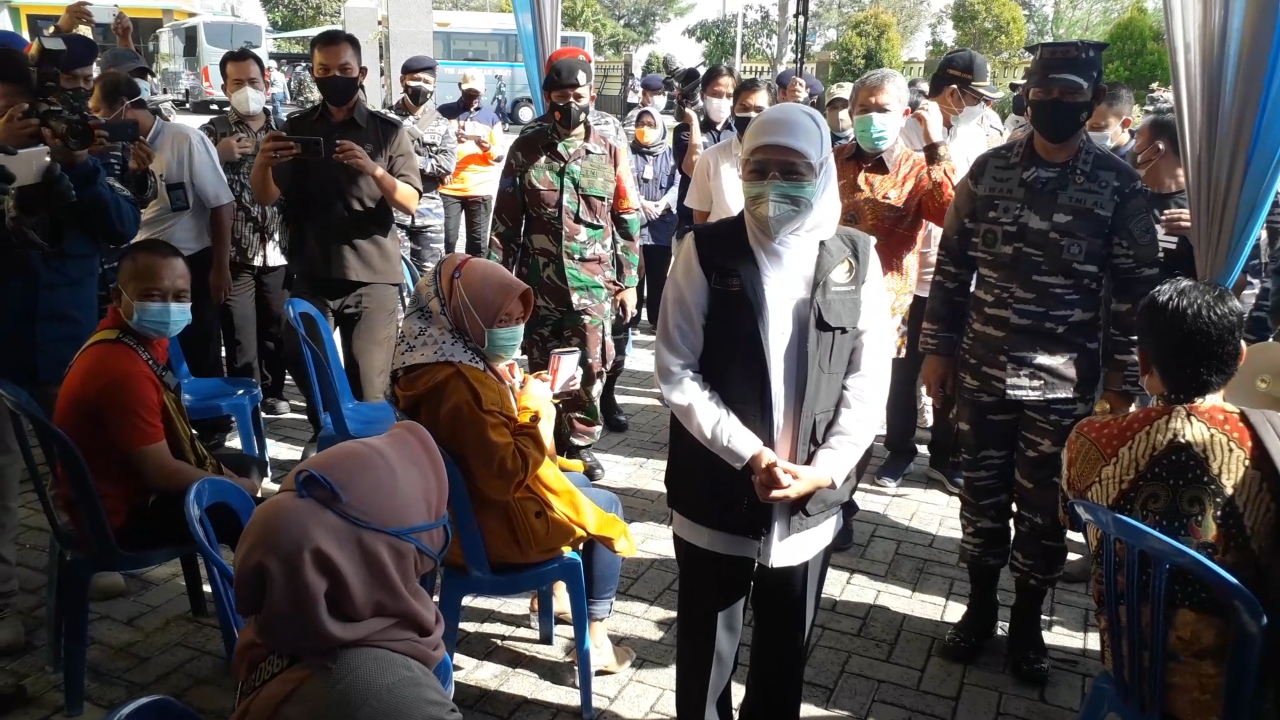Gubernur Jawa Timur Khofifah Indar Parawansa dan Panglima Koarmada II Laksamana Muda TNI Iwan Isnurwanto ketika meninjau vaksinasi Covid-19 bagi masyrakat maritim wilayah pesisir di Kantor TPI/TPN Brondong, Lamongan, Rabu (14/7).