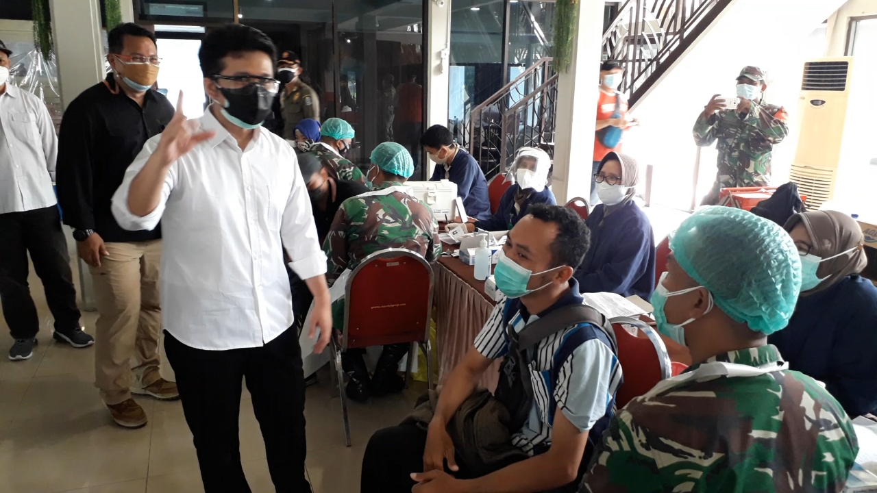 Wakil Gubernur Jawa Timur, Emil Elestianto Dardak ketika meninjau vaksinasi di lapangan tenis  PT Surabaya Industrial Estate Rungkut (SIER), Kota Surabaya, Kamis 22/7)