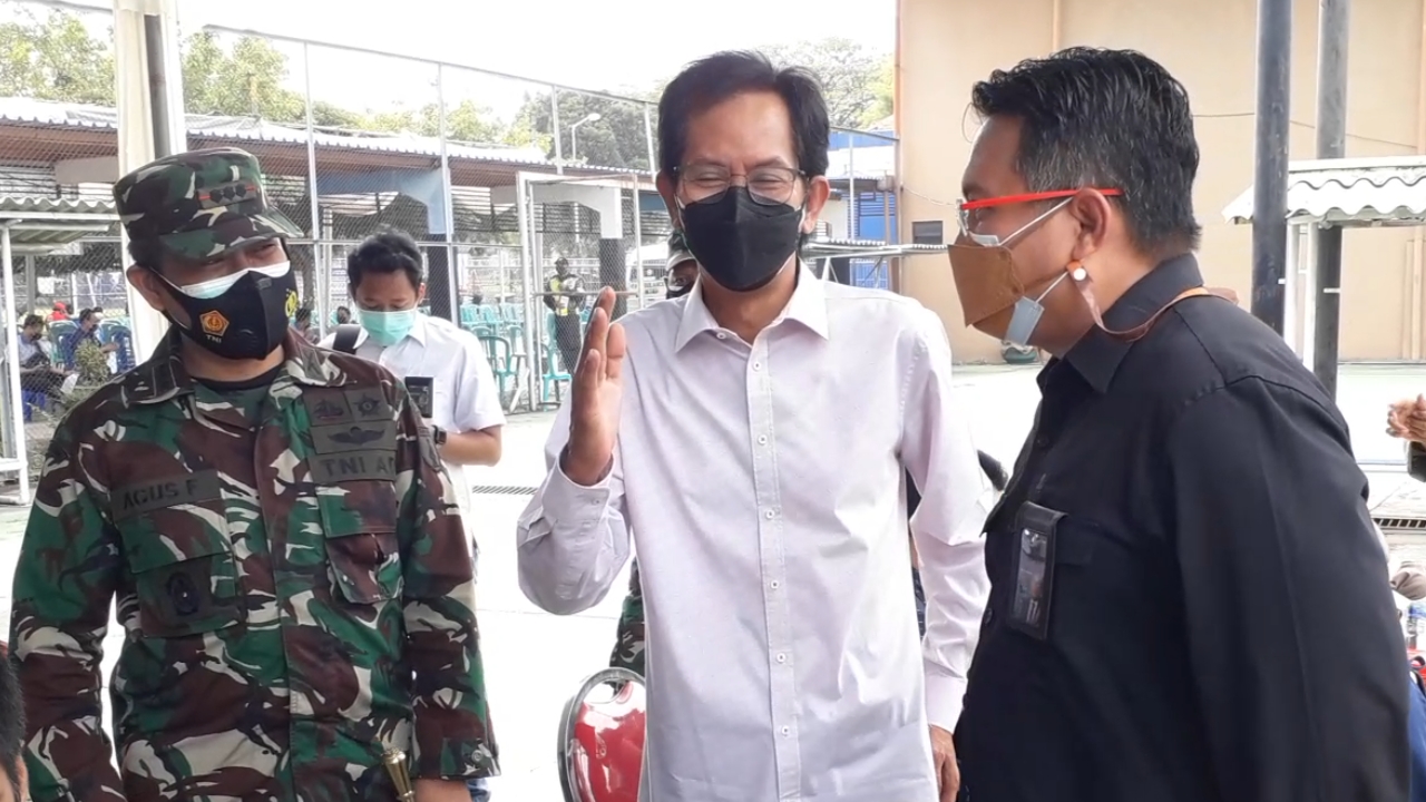Ketua DPRD Kota Surabaya, Adi Sutarwijono, Komandan Kodim 0831/Surabaya Timur Kolonel Inf Agus Faridianto dan Direktur Operasi PT SIER, Didik Prasetiyono ketika meninjau  vaksinasi massal di lapangan tenis PT SIER, kamis (22/7). 