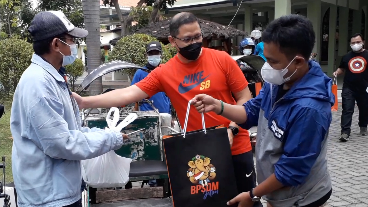 Bertempat di Kantor BPSDM Jatim, Kelompok Kerja Wartawan Pemerintah Provinsi Jawa Timur membagikan daging kurban dalam rangka Hari Raya Idul Adha 1442 Hijriah
