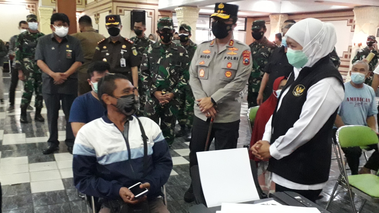 Gubernur Khofifah bersama Forkopimda Jatim meninjau serbuan vaskinasi dosis kedua di Makodam V/Brawijaya