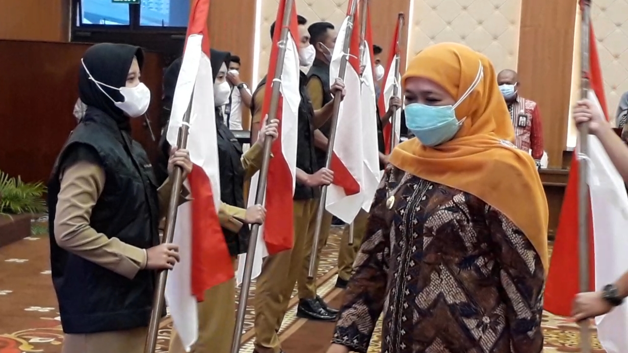 Gubernur Jawa Timur Khofifah Indar Parawansa saat menerima Lulusan IPDN, Selasa (10/8/2021)
