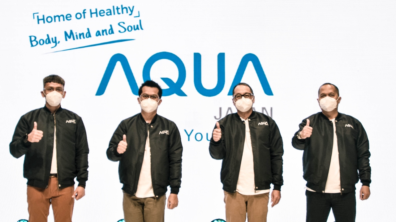 Presiden Direktur AQUA Japan Indonesia Kenji Sadayuki, 
Yudistiro General Manager Sales, Glenn Manengkei  Head of Marketing dan Meiriano Ullman selaku Head of Product Planning pada acara Media Kick-off AQUA Japan di Jakarta.