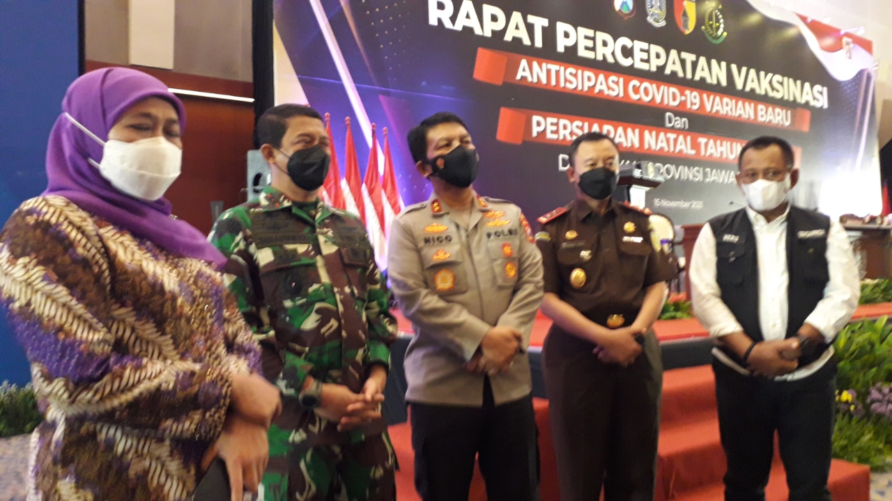 Gubernur Jatim Khofifah 
berbincang dengan Forkopimda Jatim seusai  memimpin Rapat Koordinasi (Rakor) tingkat Provinsi bersama forkopimda dan bupati/walikota se-Jatim di Convention Hall, Grand City Surabaya, Senin (15/11).  foto: prass