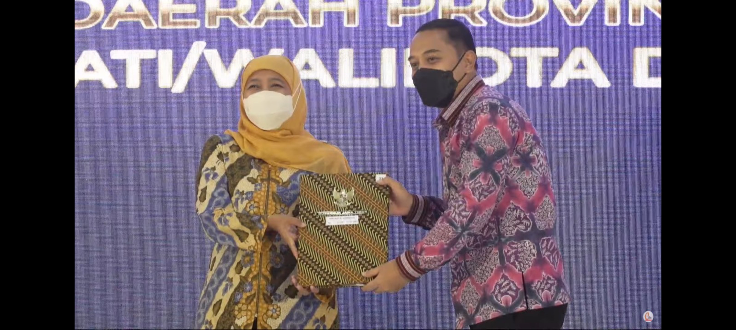 Gubernur Jatim Khofifah Indar Parawansa dan Eri Cahyadi, Walikota Surabaya di Gedung Negara Grahadi Surabaya. 