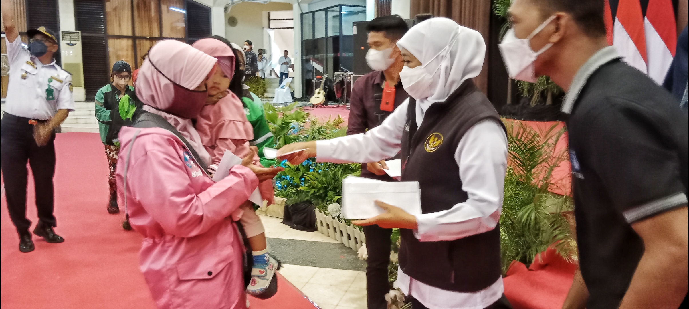 Khofifah Temui Ratusan Ojol Perempuan