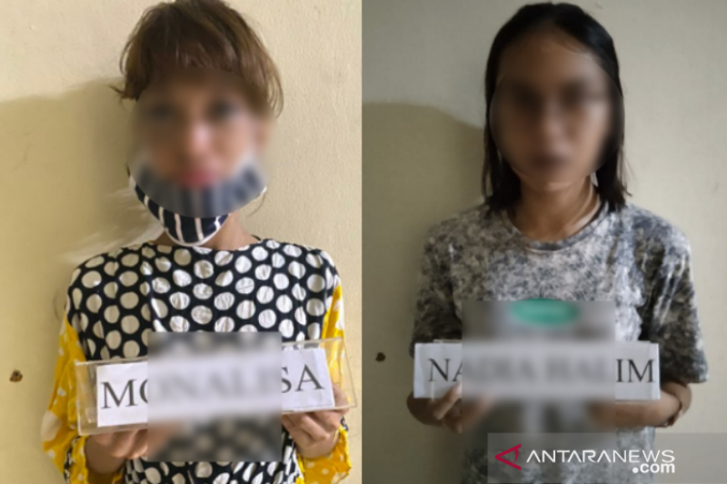 Dua wanita di Kota Kendari ditangkap Ditresnakoba Polda Sultra diduga edarkan sabu-sabu di kota itu, Jumat (22/1/2021). (ANTARA/HO-Ditresnarkoba Polda sultra)