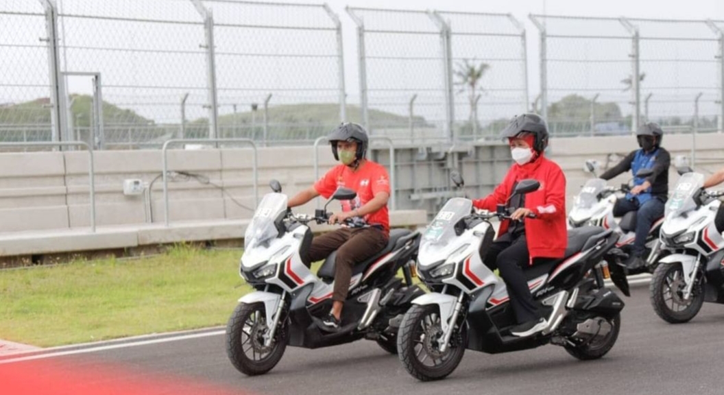 Gubernur Jawa Timur, Khofifah Indar Parawansa memberikan dukungan langsung dan penuh kepada pembalap Mario Suryo Aji yang akan berlaga dalam Moto3 GP, di Sirkuit Mandalika, Lombok, Nusa Tenggara Barat.