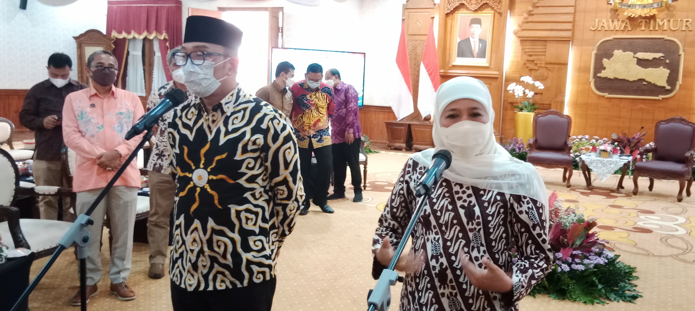 Gubernur Jawa Timur Khofifah Indar Parawansa dan Gubernur Jawa Barat Ridwan Kamil memeberikan keterangan pers usai menandatangani Memorandum of Understanding (MoU) terkait beberapa kerja sama yang akan dijalankan MoU di Gedung Negara Grahadi, Surabaya. 