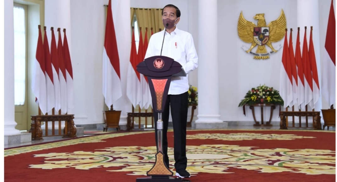 Presiden Joko Widodo meninjau pelaksanaan program vaksinasi untuk masyarakat di beberapa daerah secara virtual melalui konferensi video di Istana Kepresidenan Bogor, pada Jumat, 18 Februari 2022.