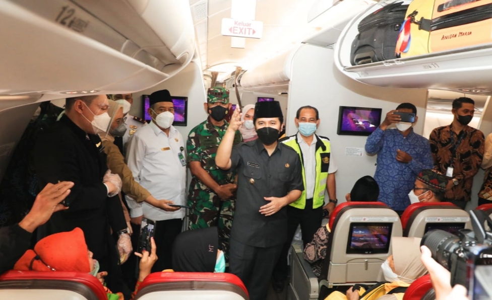 Wakil Gubernur Jawa Timur Emil Elestianto Dardak meninjau pemberangkatan perdana jamaah umroh dari Bandara Internasional Juanda ke Madinah tanpa transit (direct), Senin (14/3/2022). 