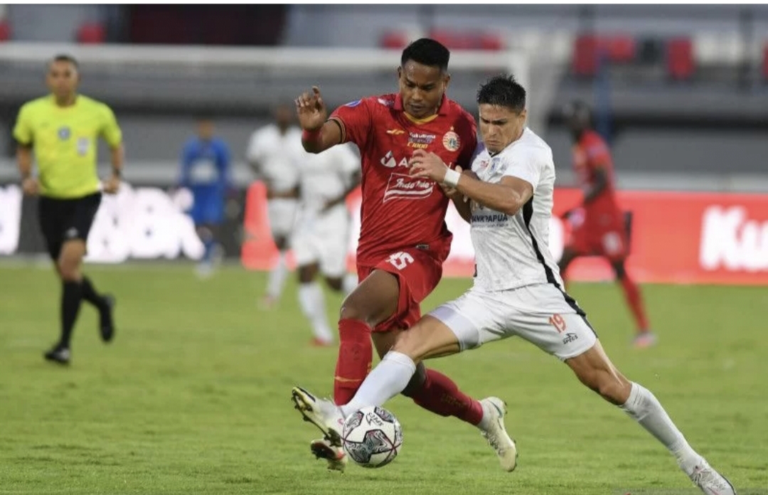 Kesebelasan Persipura Jayapura mampu mengalahkan Bhayangkara FC dengan skor 2-1 pada pekan ke-31 di Stadion Kapten I Wayan Dipta, Gianyar, Bali, 