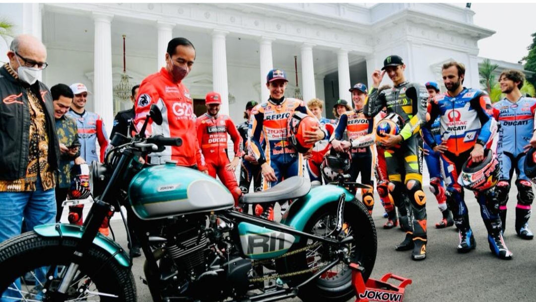 Presiden Jokowi menunjukkan motor miliknya kepada para pembalap dunia di halaman Istana Merdeka. Foto: BPMI Setpres/Laily Rachev