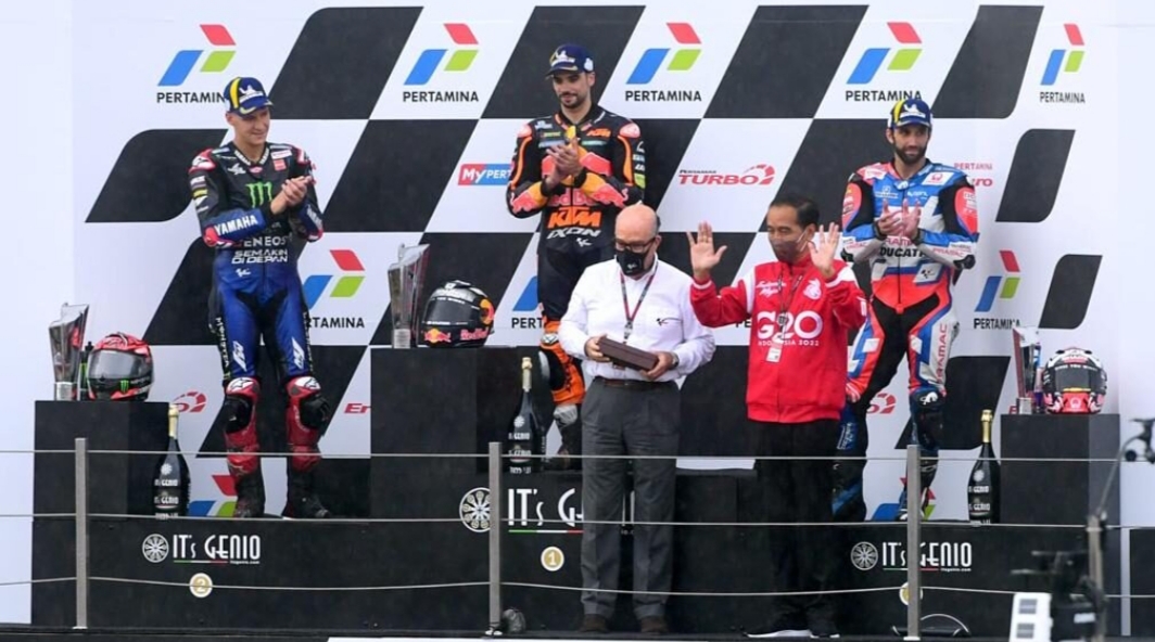 Presiden Joko Widodo menyerahkan trofi kepada pemenang MotoGP Mandalika 2022 di Sirkuit Mandalika, Kabupaten Lombok Tengah, Provinsi Nusa Tenggara Barat, pada Minggu, 20 Maret 2022. Foto: BPMI Setpres/Muchlis Jr.