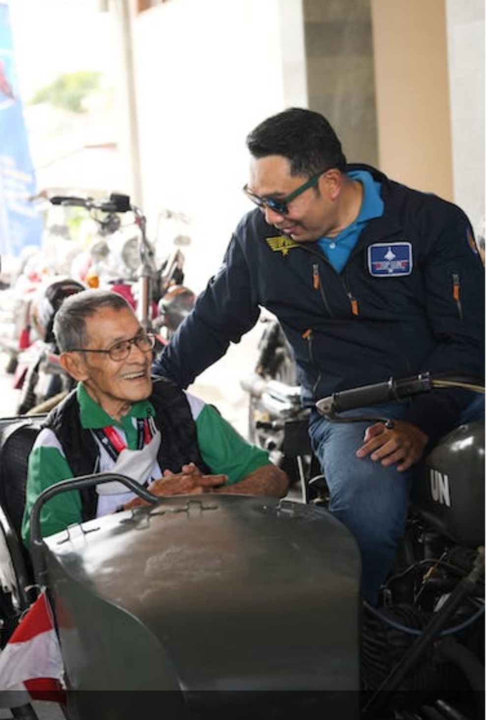 Gubernur Jawa Barat Mochamad Ridwan Kamil mengajak Tjetjep jalan-jalan menggunakan motor tua yang ada sespannya untuk berkeliling di Kota Mataram, Nusa Tenggara Barat, Minggu (20/03/2022)